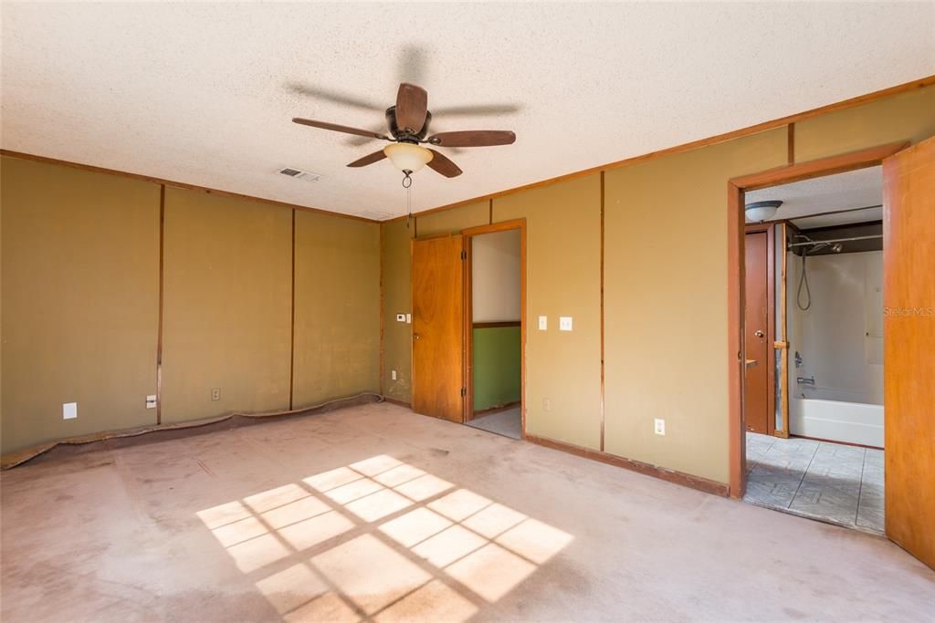 For Sale: $449,000 (5 beds, 2 baths, 2583 Square Feet)