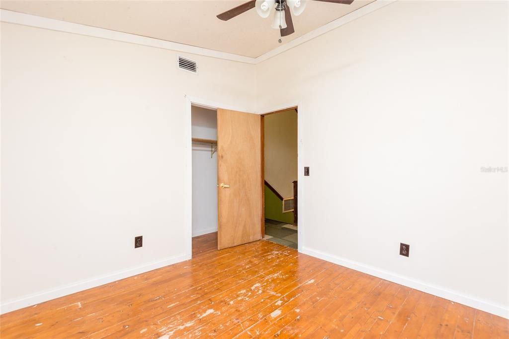 For Sale: $449,000 (5 beds, 2 baths, 2583 Square Feet)