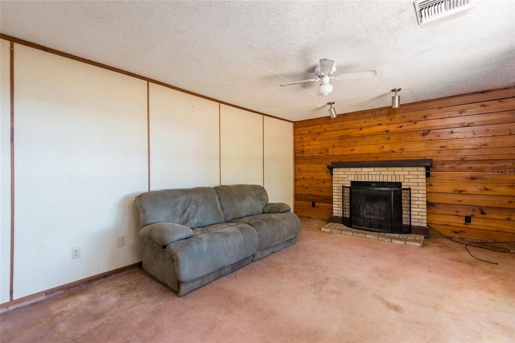 For Sale: $449,000 (5 beds, 2 baths, 2583 Square Feet)