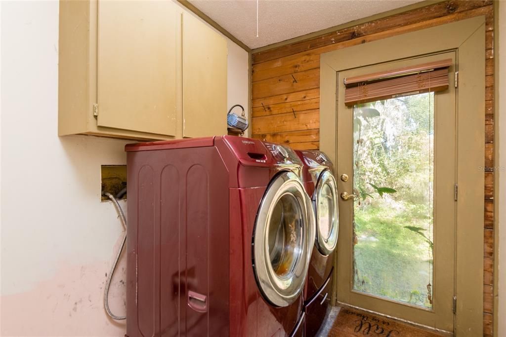 For Sale: $449,000 (5 beds, 2 baths, 2583 Square Feet)