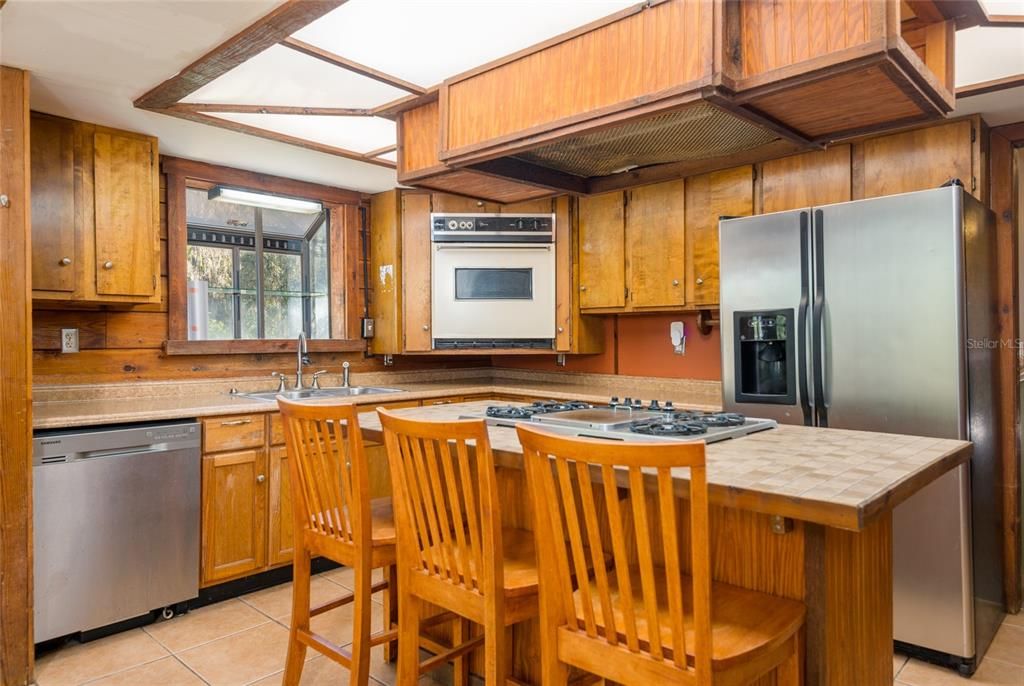 For Sale: $449,000 (5 beds, 2 baths, 2583 Square Feet)