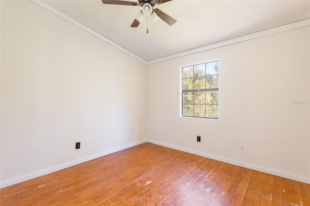 For Sale: $449,000 (5 beds, 2 baths, 2583 Square Feet)