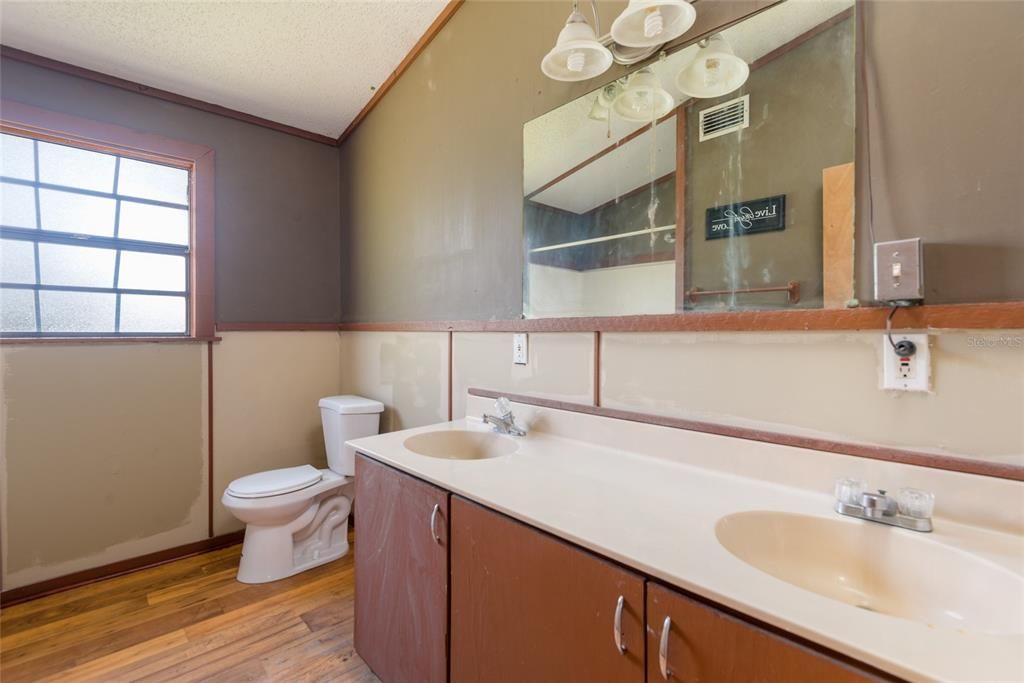 For Sale: $449,000 (5 beds, 2 baths, 2583 Square Feet)