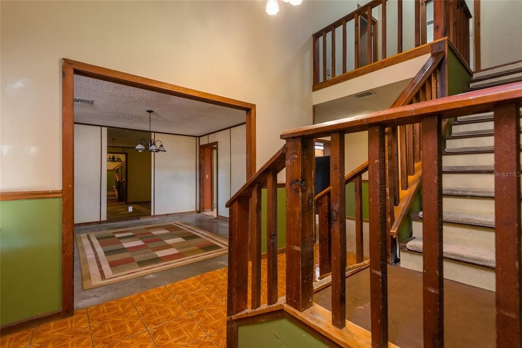 For Sale: $449,000 (5 beds, 2 baths, 2583 Square Feet)