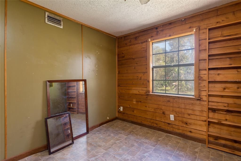 For Sale: $449,000 (5 beds, 2 baths, 2583 Square Feet)