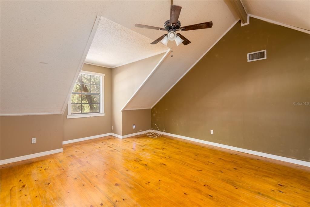 For Sale: $449,000 (5 beds, 2 baths, 2583 Square Feet)