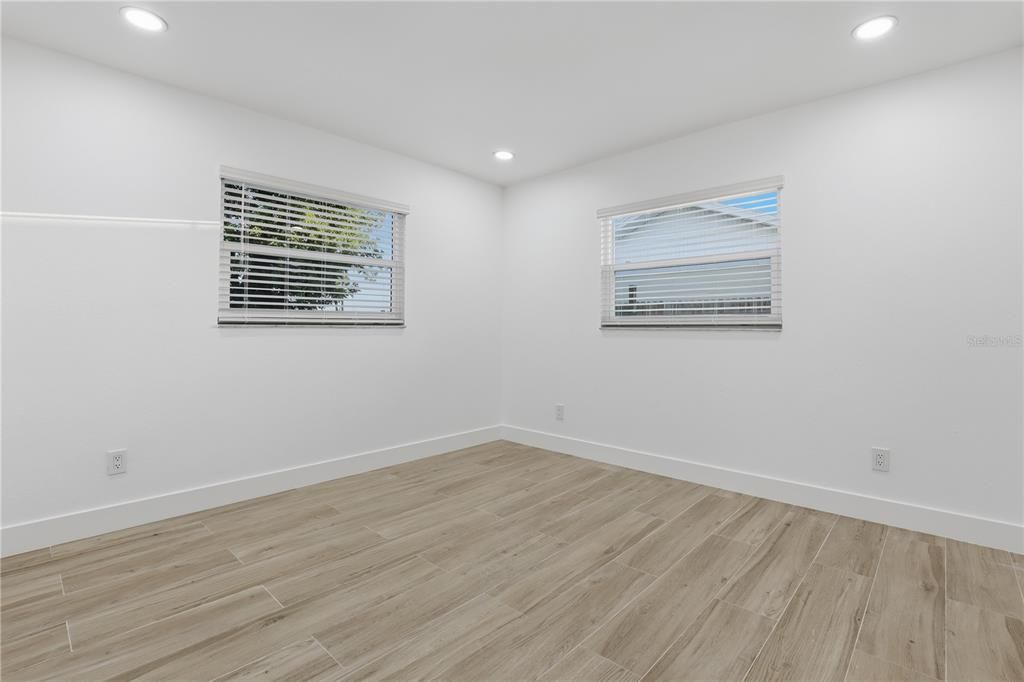 待售: $459,000 (6 贝兹, 0 浴室, 1706 平方英尺)