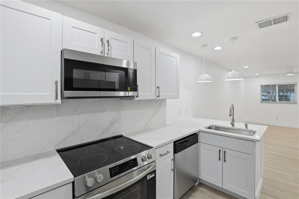 待售: $459,000 (6 贝兹, 0 浴室, 1706 平方英尺)