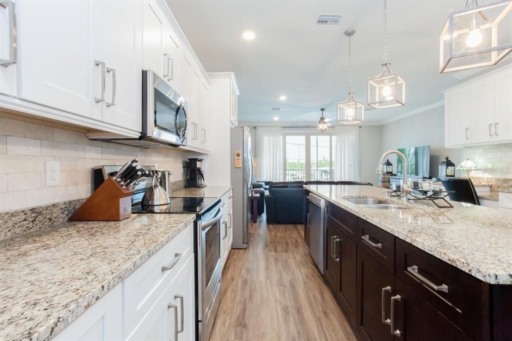 出租: $4,800 (3 贝兹, 2 浴室, 2258 平方英尺)