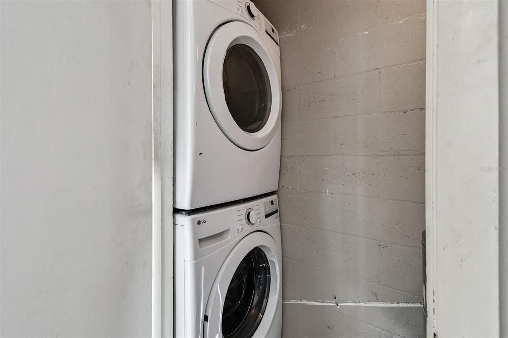 For Rent: $2,600 (2 beds, 2 baths, 865 Square Feet)