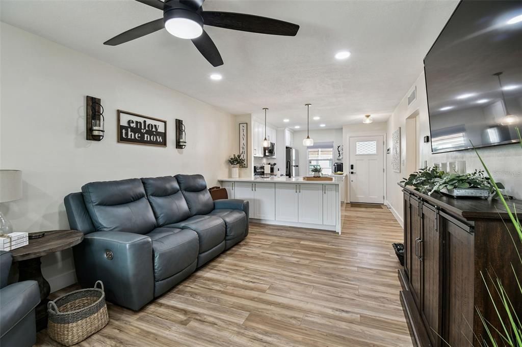 For Rent: $2,600 (2 beds, 2 baths, 865 Square Feet)