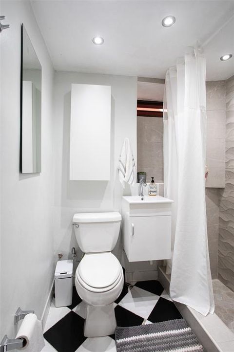 For Sale: $385,000 (1 beds, 1 baths, 486 Square Feet)