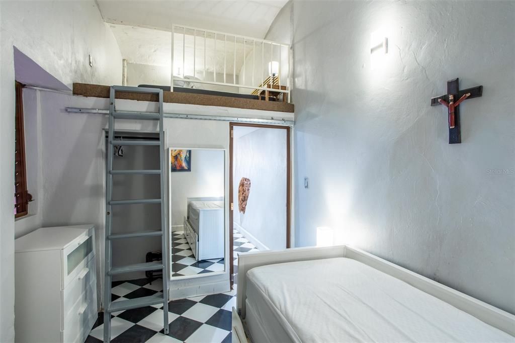 For Sale: $385,000 (1 beds, 1 baths, 486 Square Feet)