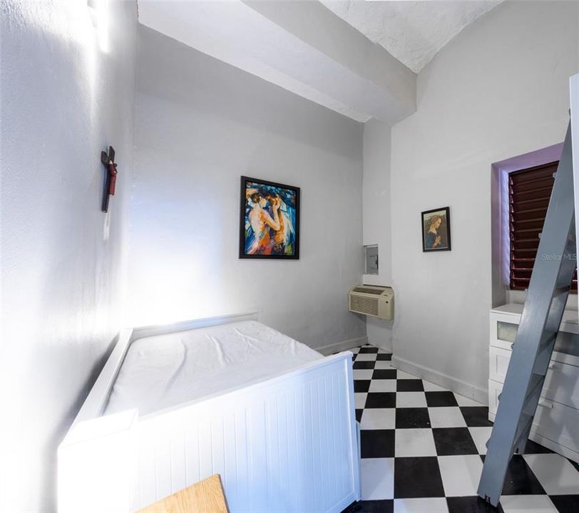 For Sale: $385,000 (1 beds, 1 baths, 486 Square Feet)