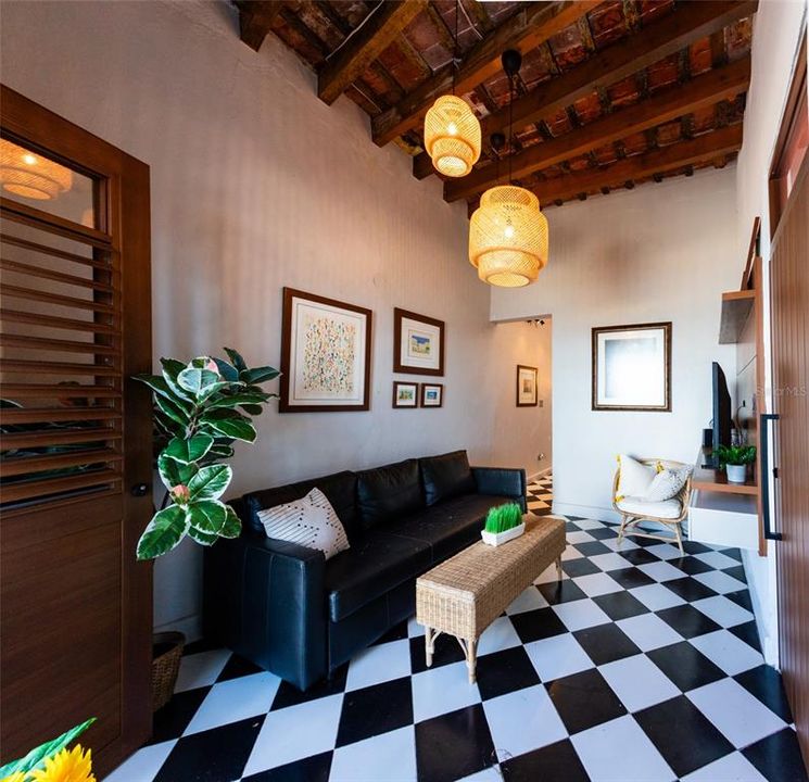 For Sale: $385,000 (1 beds, 1 baths, 486 Square Feet)