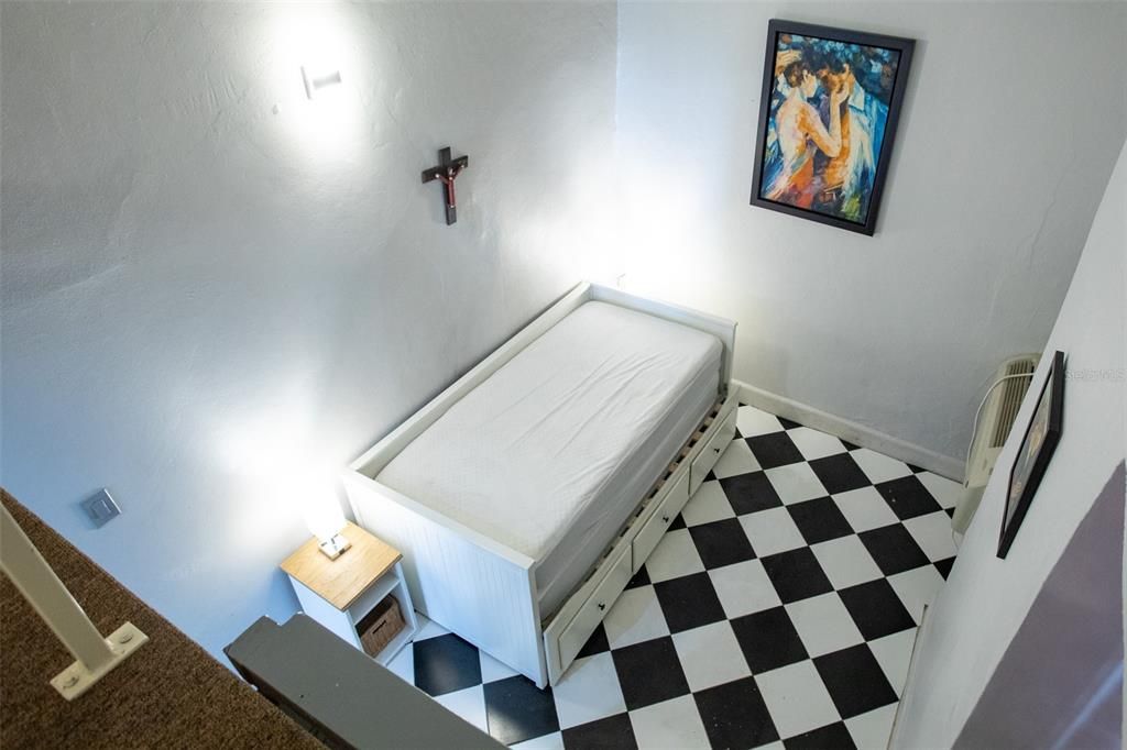 For Sale: $385,000 (1 beds, 1 baths, 486 Square Feet)