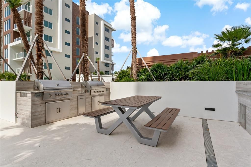 合同活跃: $825,000 (2 贝兹, 2 浴室, 1800 平方英尺)