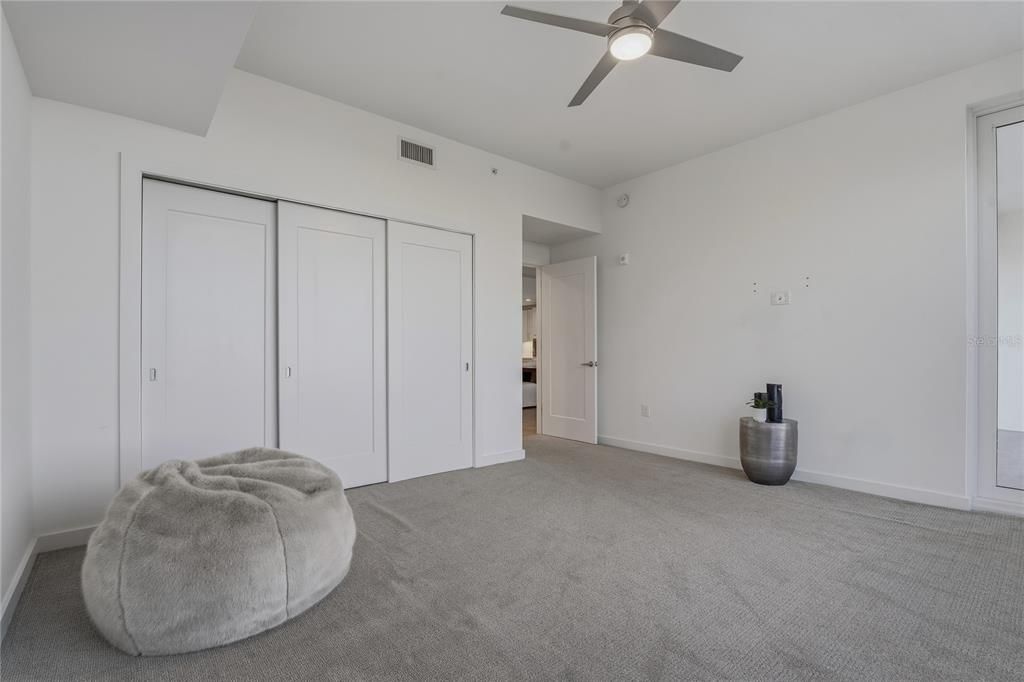 合同活跃: $825,000 (2 贝兹, 2 浴室, 1800 平方英尺)