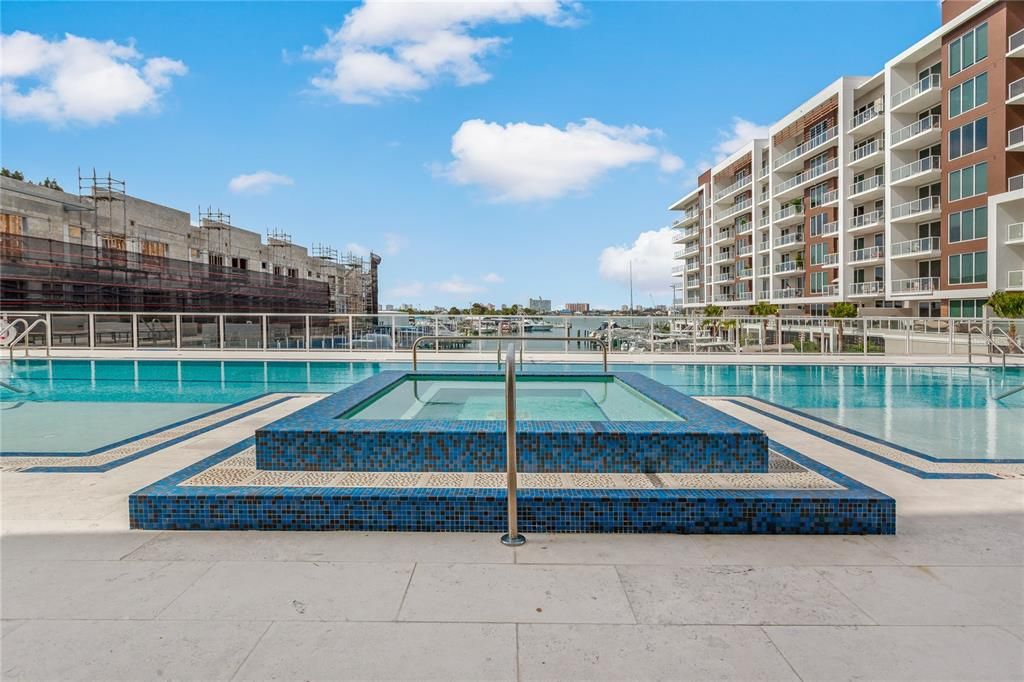 合同活跃: $825,000 (2 贝兹, 2 浴室, 1800 平方英尺)