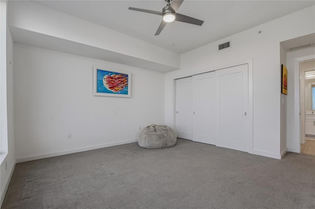 合同活跃: $825,000 (2 贝兹, 2 浴室, 1800 平方英尺)