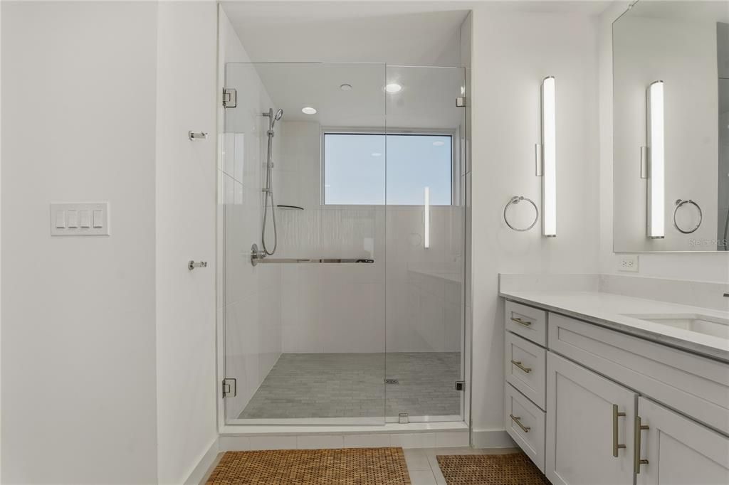 合同活跃: $825,000 (2 贝兹, 2 浴室, 1800 平方英尺)