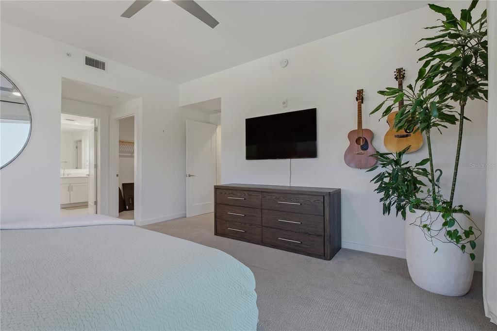 合同活跃: $825,000 (2 贝兹, 2 浴室, 1800 平方英尺)