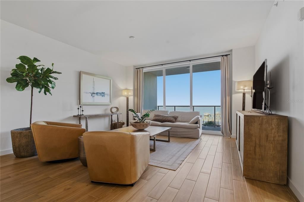 合同活跃: $825,000 (2 贝兹, 2 浴室, 1800 平方英尺)