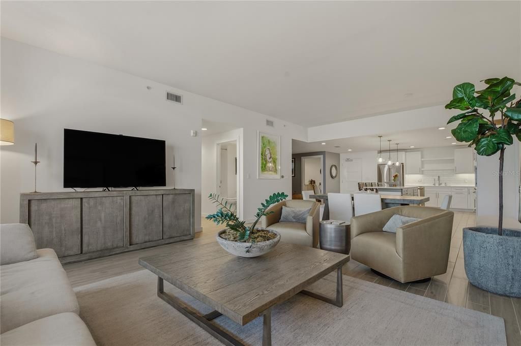 合同活跃: $825,000 (2 贝兹, 2 浴室, 1800 平方英尺)