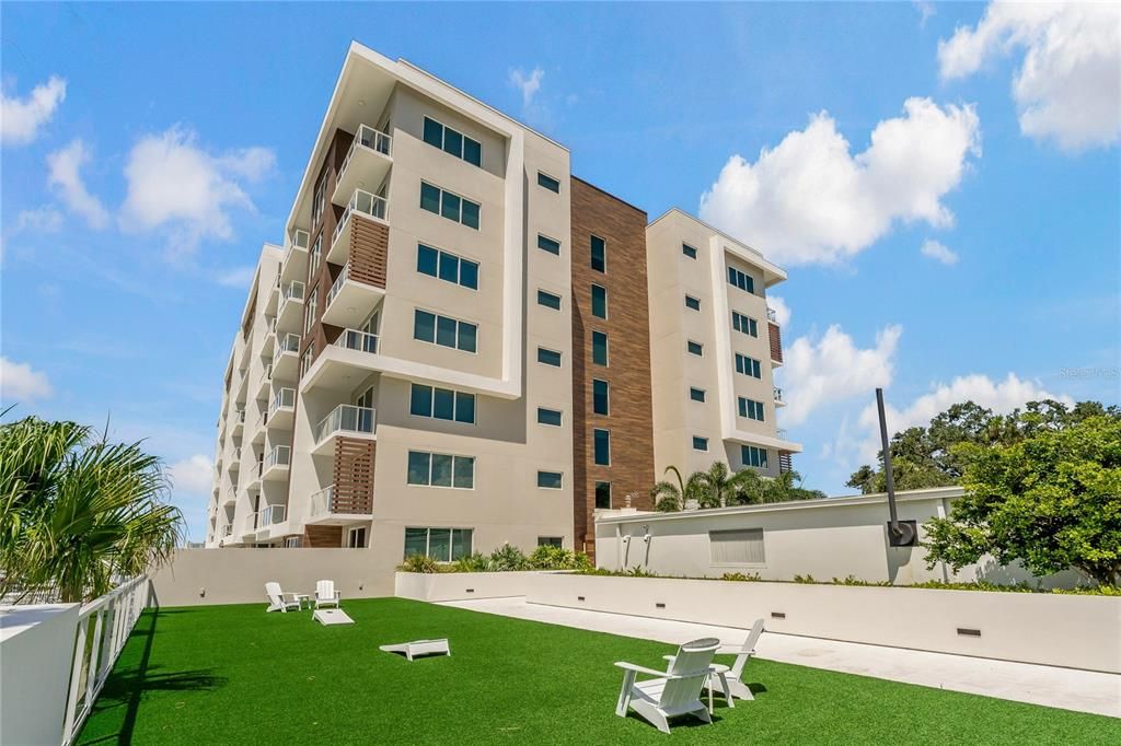 合同活跃: $825,000 (2 贝兹, 2 浴室, 1800 平方英尺)