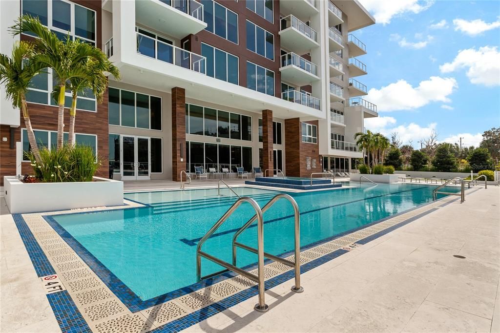 合同活跃: $825,000 (2 贝兹, 2 浴室, 1800 平方英尺)