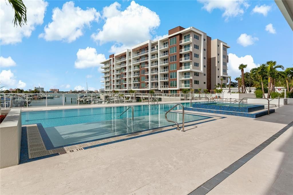 合同活跃: $825,000 (2 贝兹, 2 浴室, 1800 平方英尺)