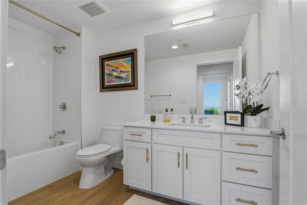 合同活跃: $825,000 (2 贝兹, 2 浴室, 1800 平方英尺)