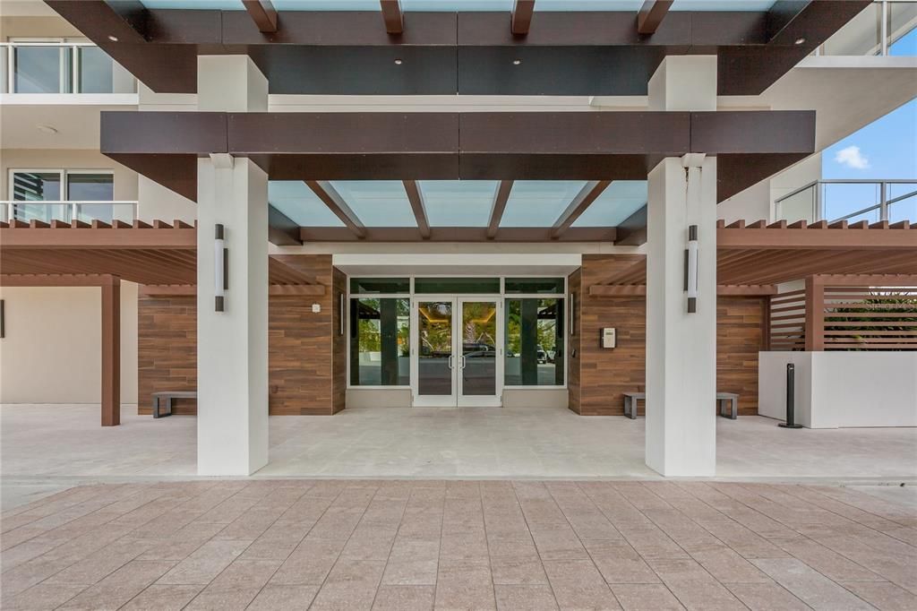 合同活跃: $825,000 (2 贝兹, 2 浴室, 1800 平方英尺)