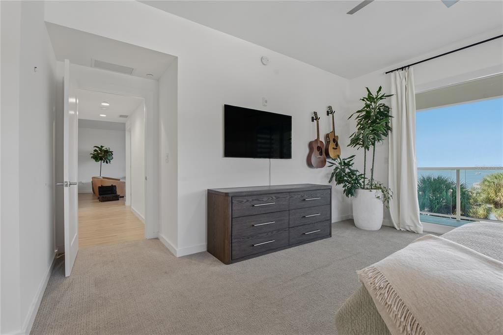 合同活跃: $825,000 (2 贝兹, 2 浴室, 1800 平方英尺)