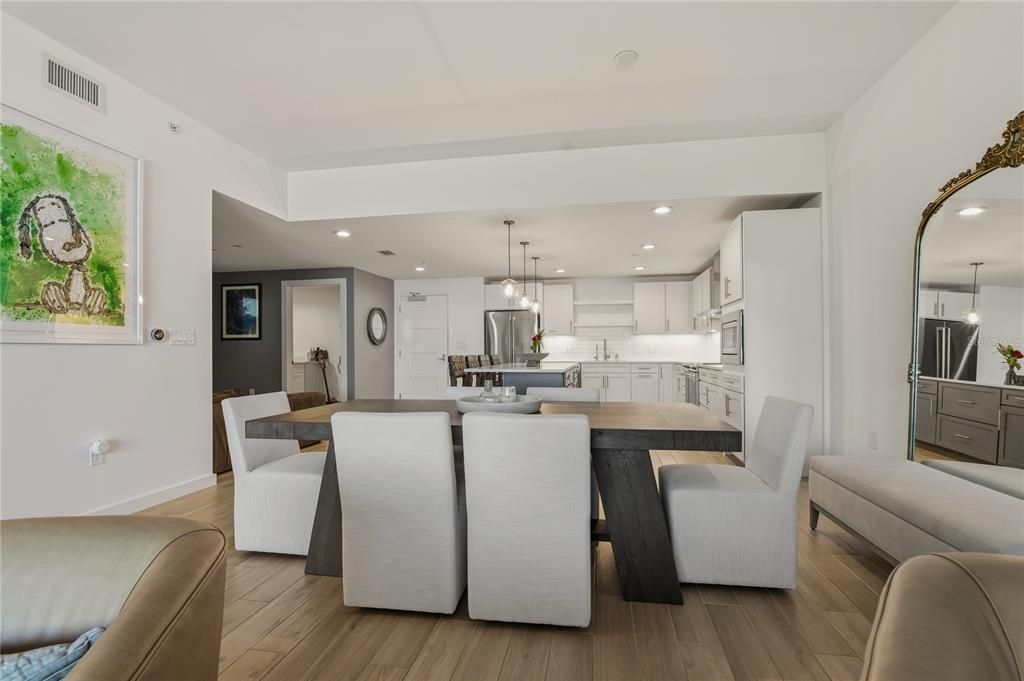 合同活跃: $825,000 (2 贝兹, 2 浴室, 1800 平方英尺)