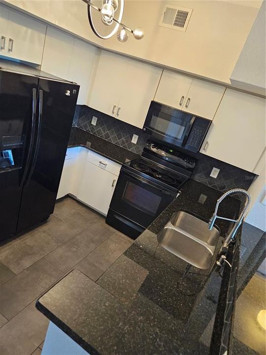 待售: $189,900 (1 贝兹, 1 浴室, 661 平方英尺)