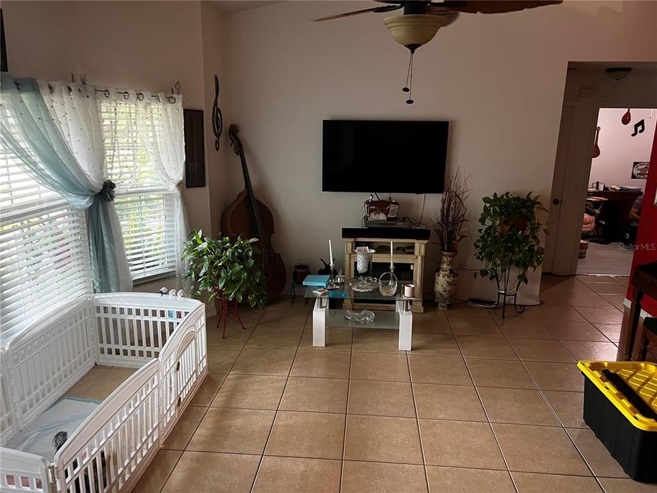 For Sale: $270,000 (3 beds, 2 baths, 1307 Square Feet)
