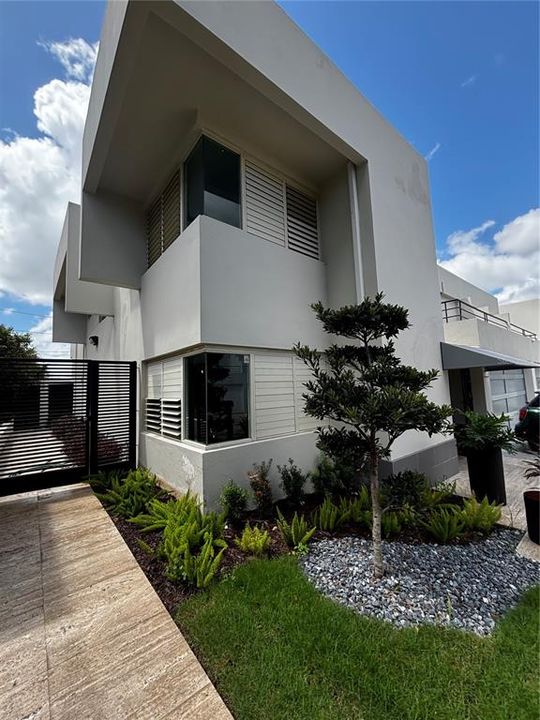 For Rent: $4,500 (4 beds, 2 baths, 2500 Square Feet)