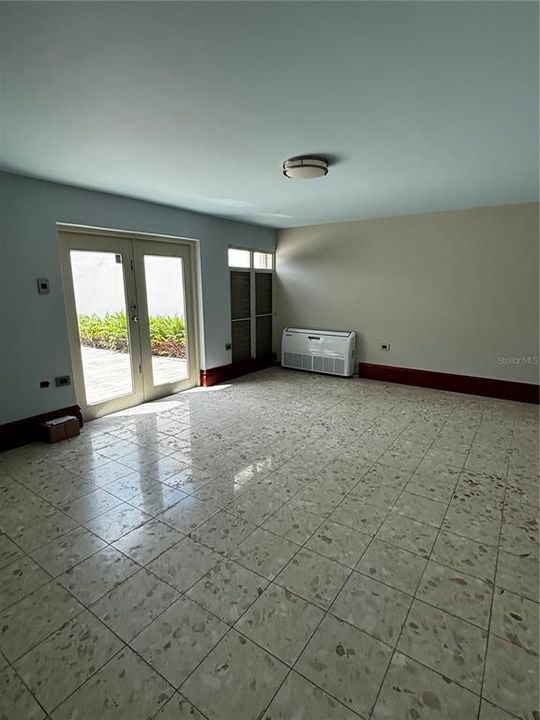 For Rent: $4,500 (4 beds, 2 baths, 2500 Square Feet)