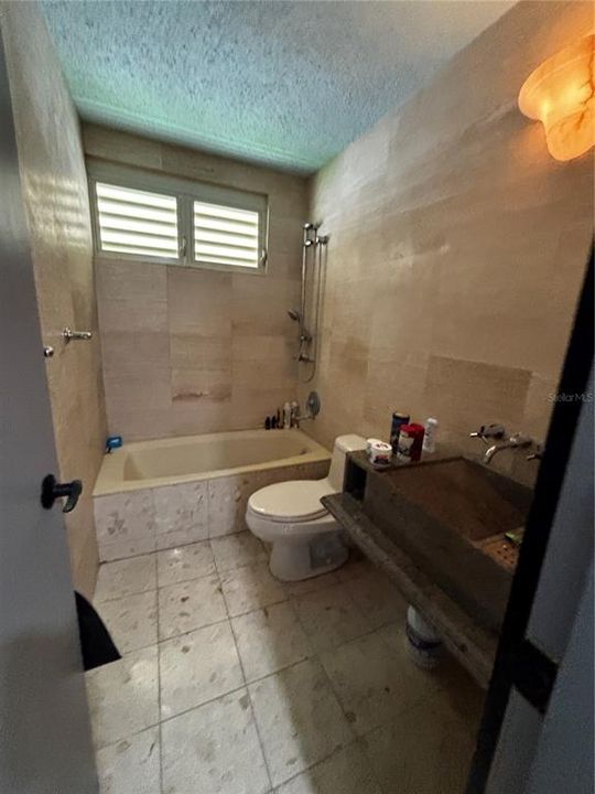 For Rent: $4,500 (4 beds, 2 baths, 2500 Square Feet)