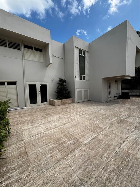 For Rent: $4,500 (4 beds, 2 baths, 2500 Square Feet)