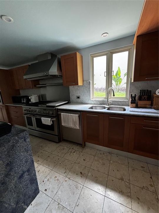 For Rent: $4,500 (4 beds, 2 baths, 2500 Square Feet)