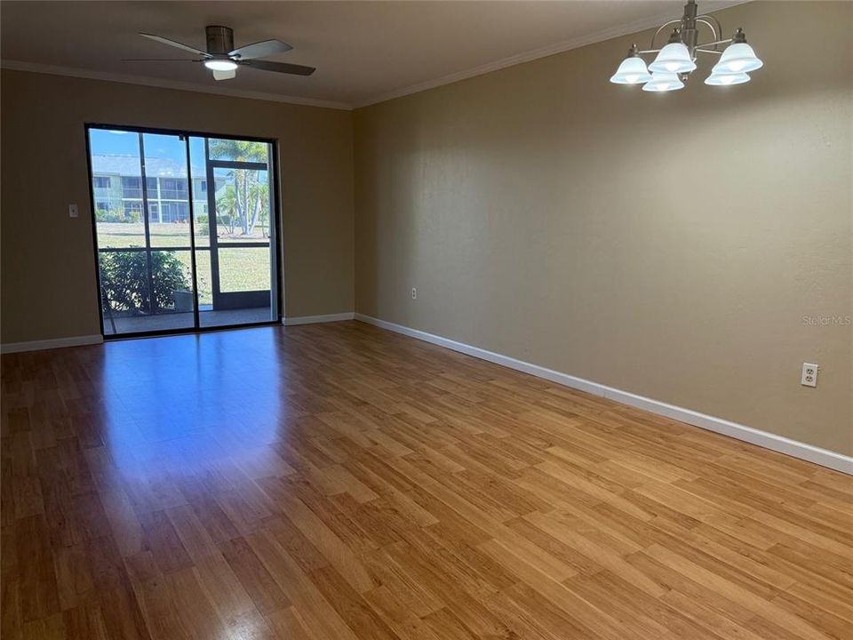 For Sale: $157,000 (2 beds, 2 baths, 886 Square Feet)