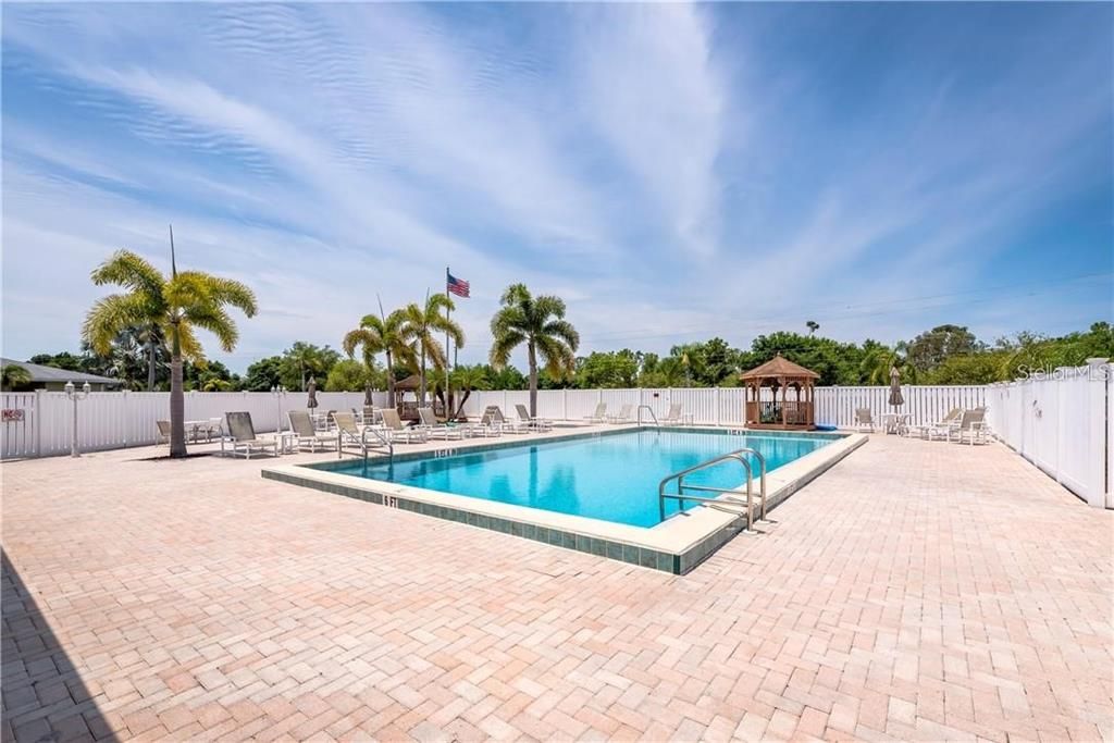 For Sale: $157,000 (2 beds, 2 baths, 886 Square Feet)