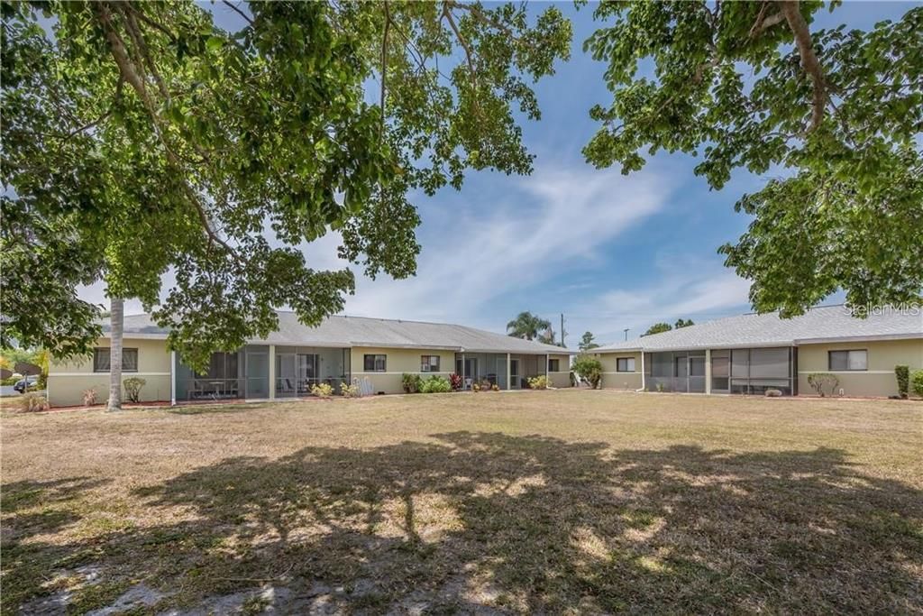 For Sale: $157,000 (2 beds, 2 baths, 886 Square Feet)