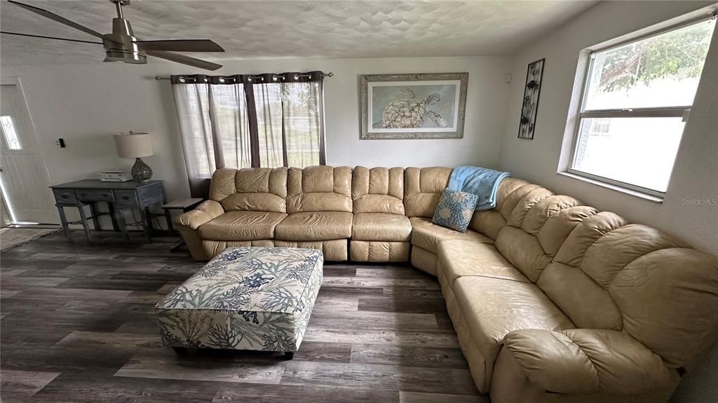 For Rent: $3,000 (3 beds, 1 baths, 1276 Square Feet)