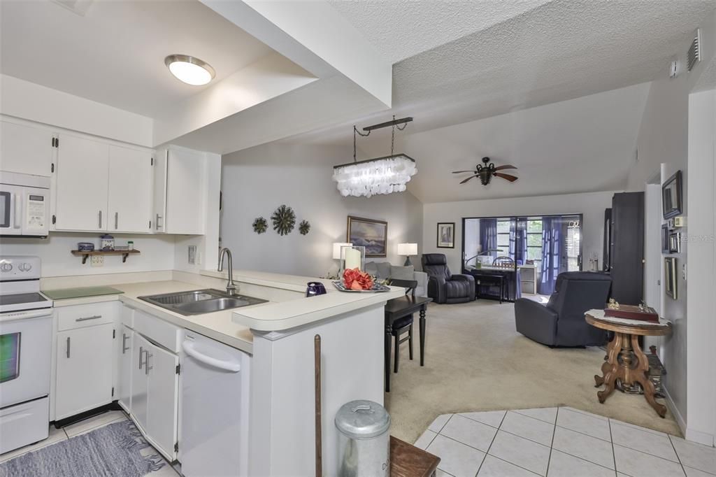 待售: $114,500 (1 贝兹, 1 浴室, 908 平方英尺)