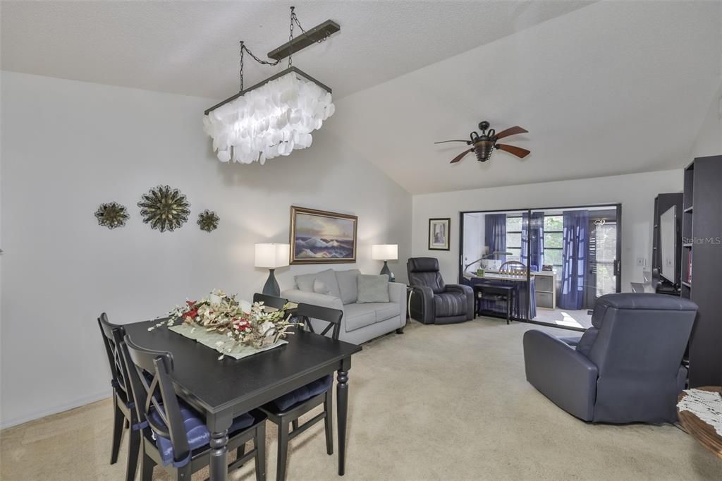 待售: $114,500 (1 贝兹, 1 浴室, 908 平方英尺)