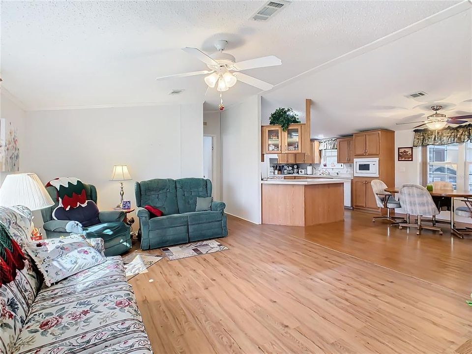 For Sale: $199,000 (3 beds, 2 baths, 1404 Square Feet)