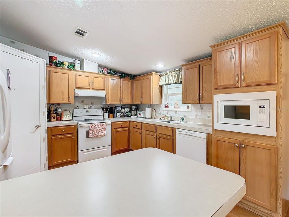 For Sale: $199,000 (3 beds, 2 baths, 1404 Square Feet)